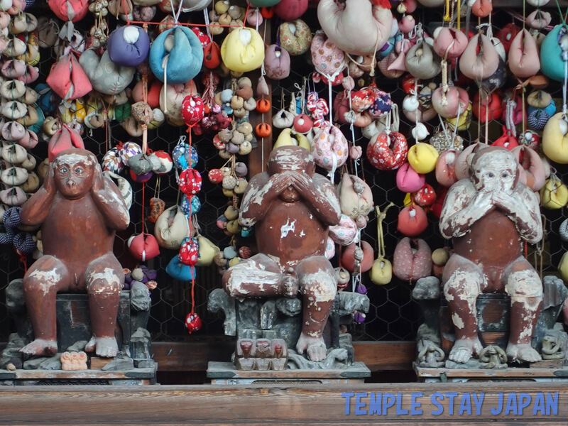 Yasaka-Koshindo (Kyoto) Monkey statues