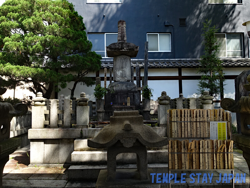 Honnoji (Kyoto) Nobunaga's tomb