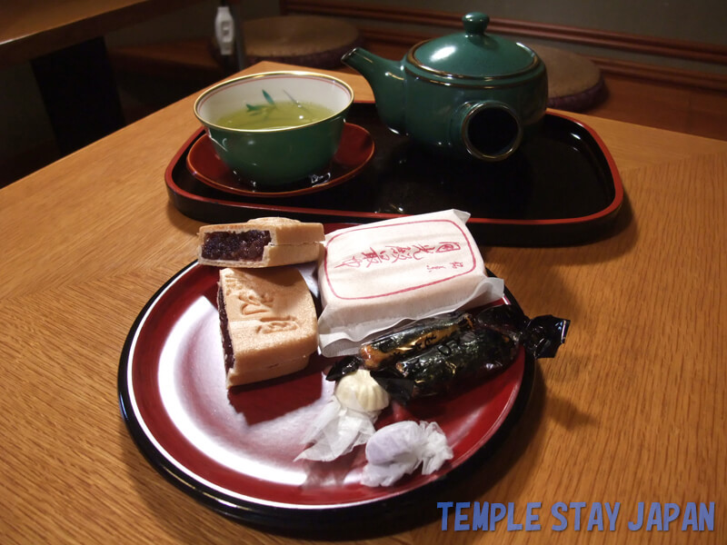 Gokokuji (Tokyo) Gekkoden monaka