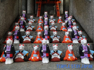 Araki-jinja shrine (Kyoto) Fox figurines