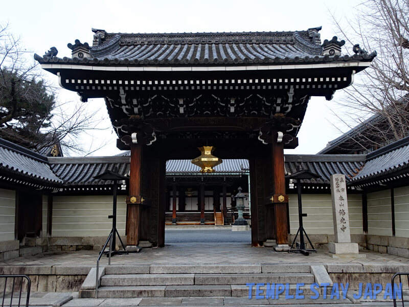 Bukkoji temple (Kyoto) Gate morning