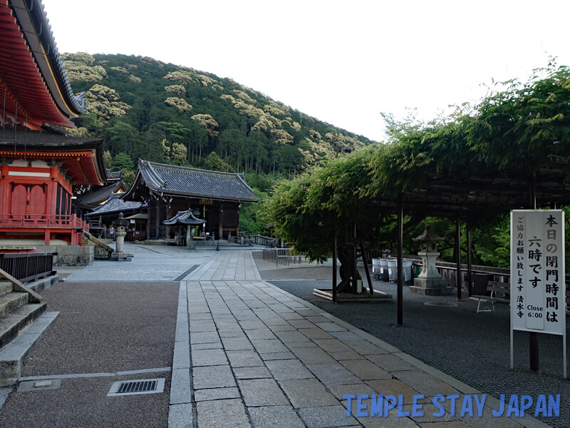 Kiyomizu-dera (Kyoto) Early morning grounds