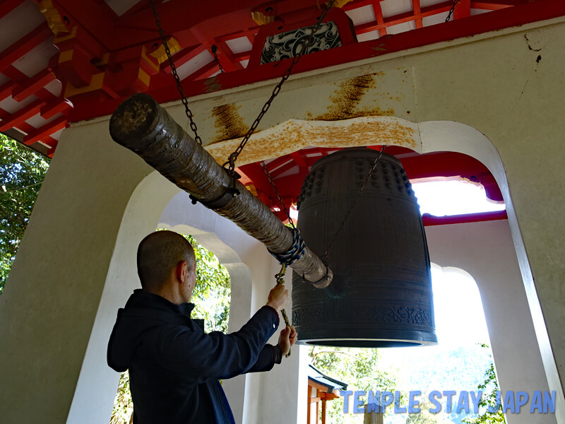 Kuramadera (Kyoto) Ringing the bell