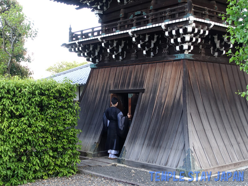 Otani-honbyo temple (Kyoto) Bell tower and monk
