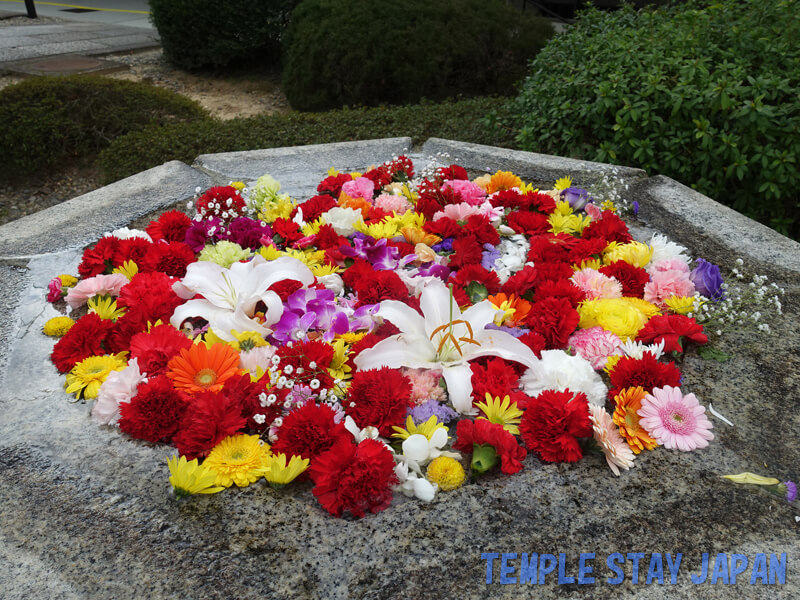 Otani-honbyo temple (Kyoto) flower fountain