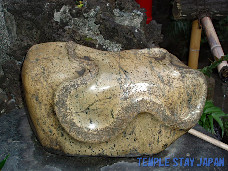 Daianrakuji Temple (Tokyo) Snake stone