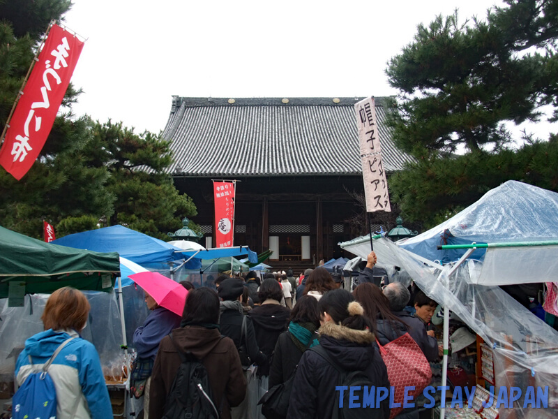 Hyakumanben-Chionji Temple (Kyoto) craft market