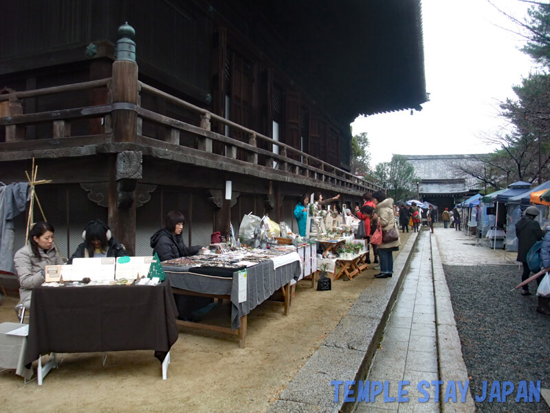 Hyakumanben-Chionji Temple (Kyoto) craft market