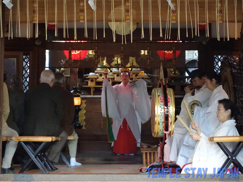 Kyoto Ebisu shrine (Kyoto) Shrine maiden dance at the main hall