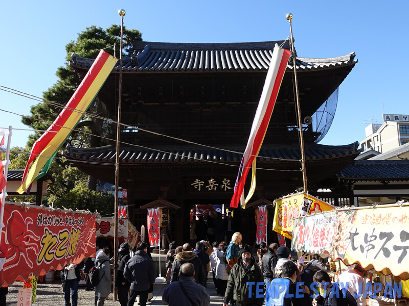 Sengakuji temple (Tokyo) In front of the gate