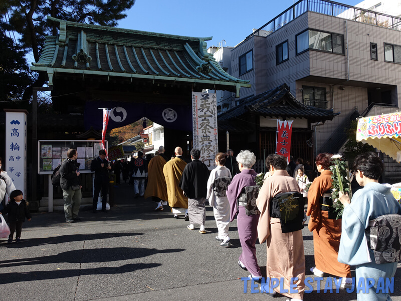 Sengakuji temple (Tokyo) Monks and women in kimono