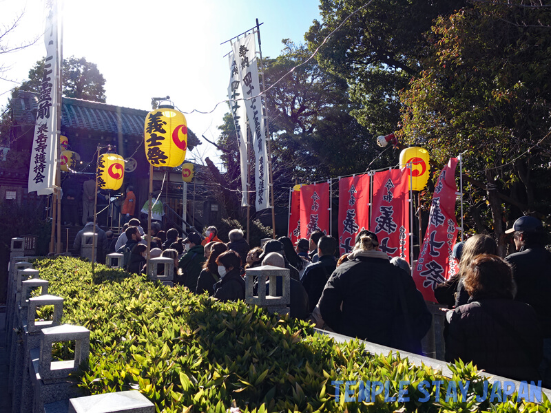 Sengakuji temple (Tokyo) line of visitors