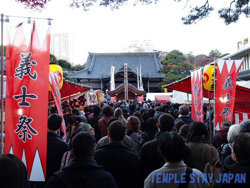 Sengakuji temple (Tokyo) Many worshippers