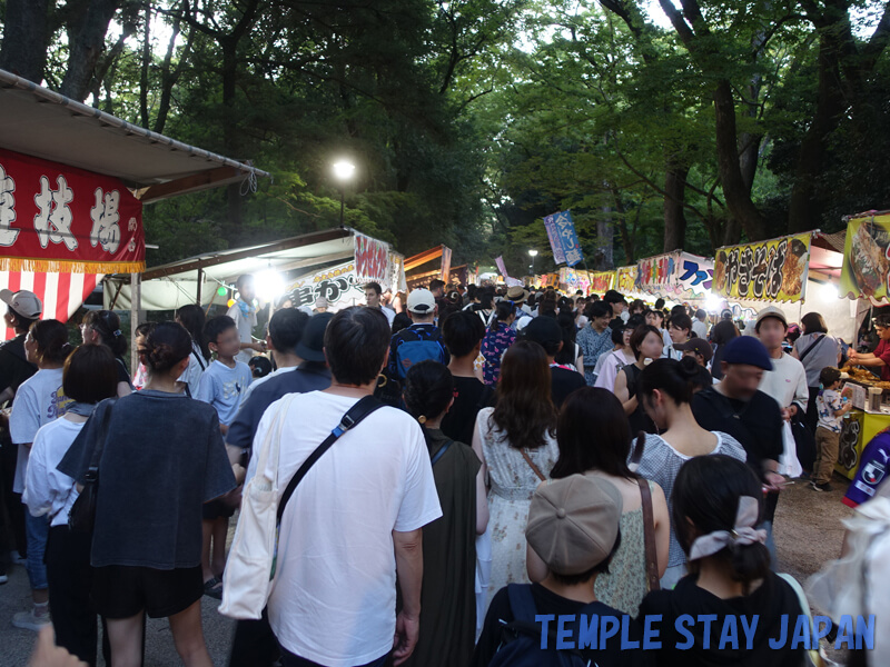 Shimogamo shrine (Kyoto) The bustle of the approach to the shrine