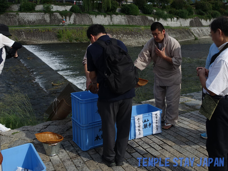 Honnoji temple (Kyoto) Release fish into the river
