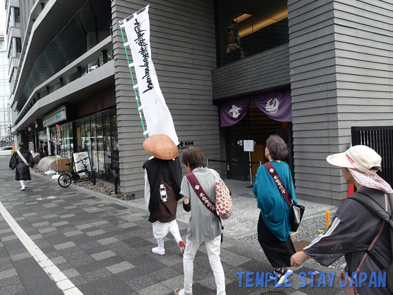 Honnoji temple (Kyoto) Walking through the city