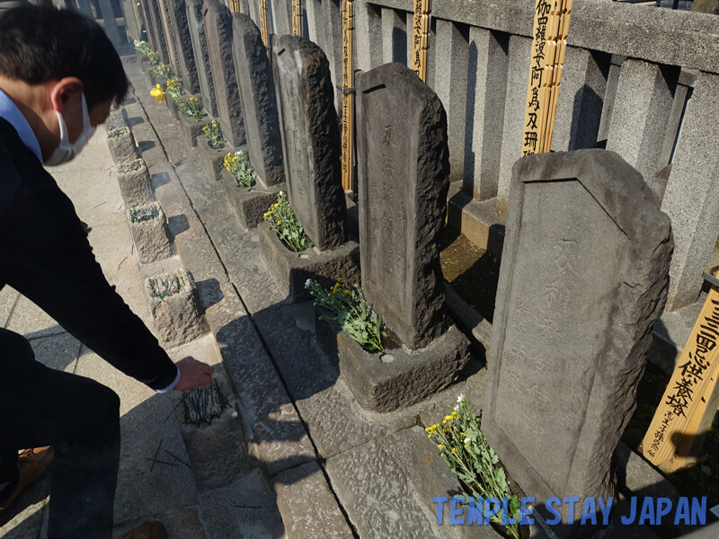 Sengakuji temple (Tokyo) Offer incense